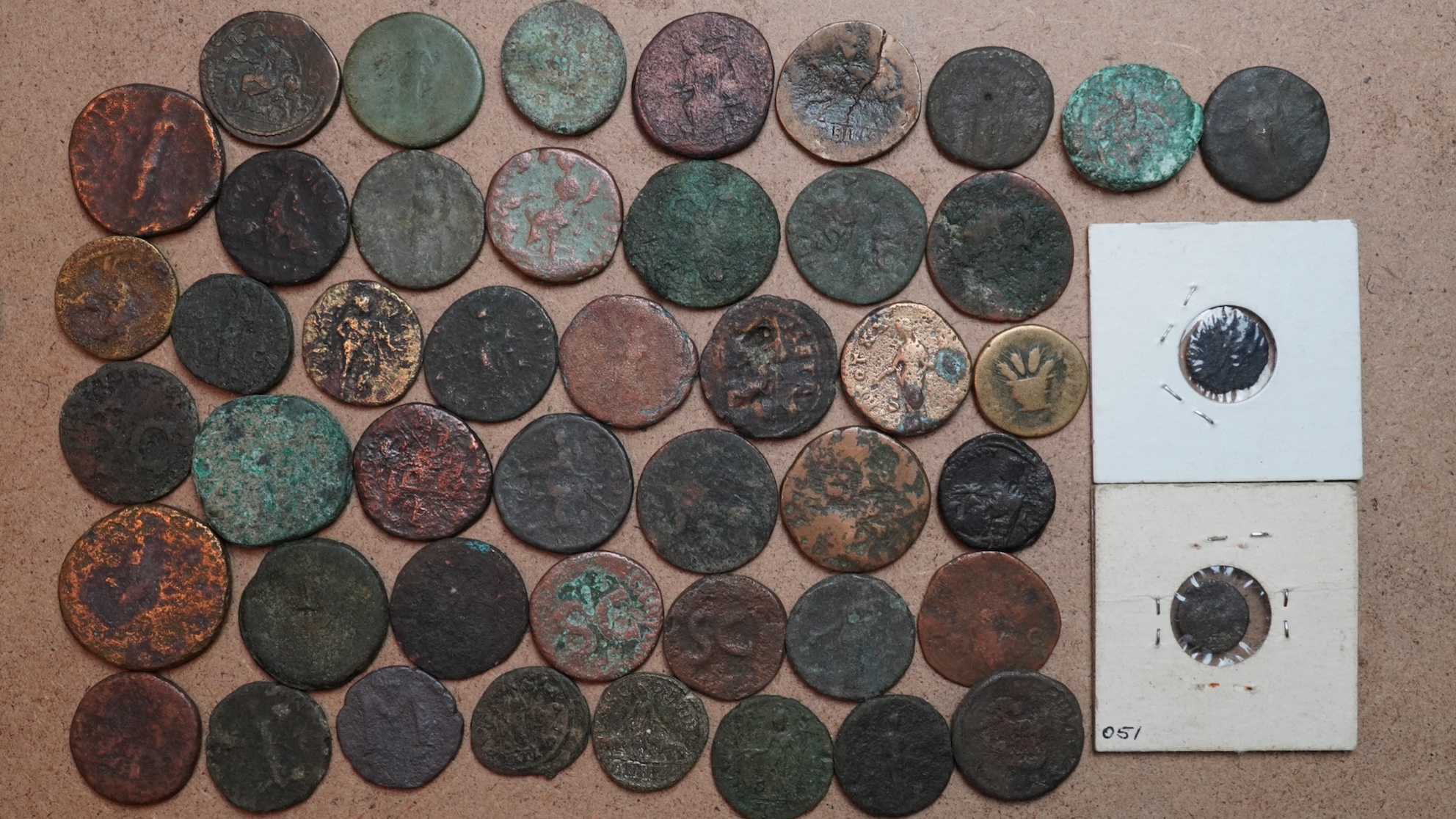 Lot de 47 monnaies antiques (Sesterces, As, Dupondius, ...) – Image 2